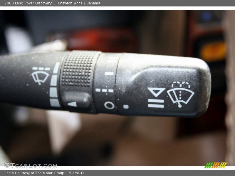 Chawton White / Bahama 2000 Land Rover Discovery II