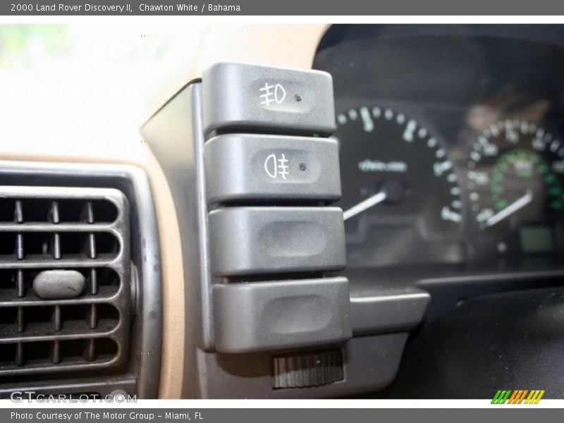 Chawton White / Bahama 2000 Land Rover Discovery II