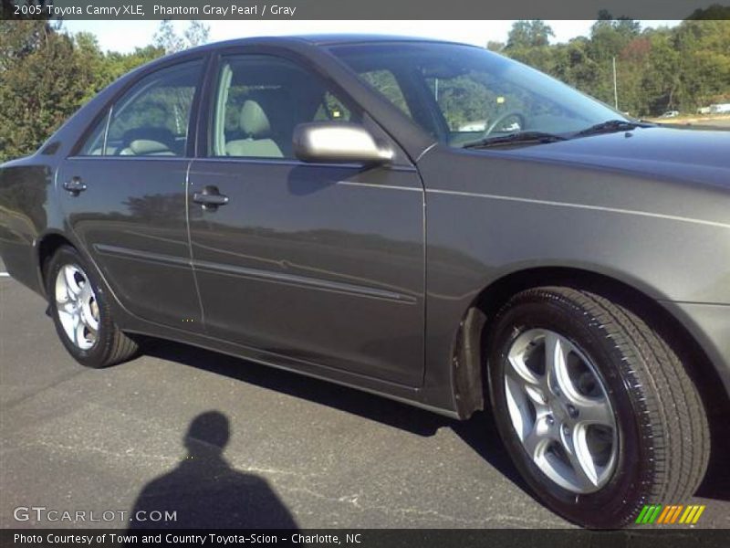 Phantom Gray Pearl / Gray 2005 Toyota Camry XLE