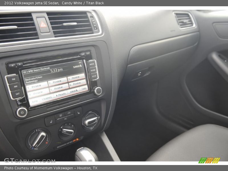 Candy White / Titan Black 2012 Volkswagen Jetta SE Sedan