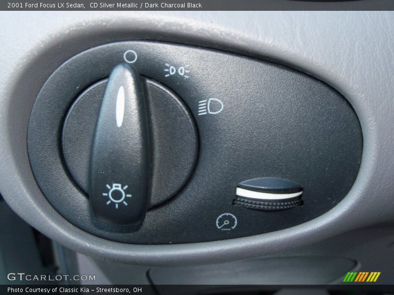 CD Silver Metallic / Dark Charcoal Black 2001 Ford Focus LX Sedan