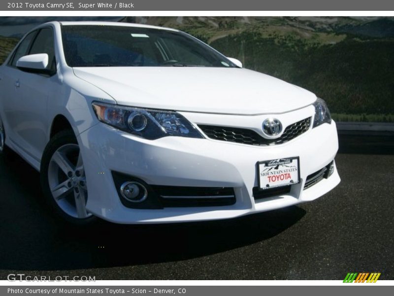 Super White / Black 2012 Toyota Camry SE