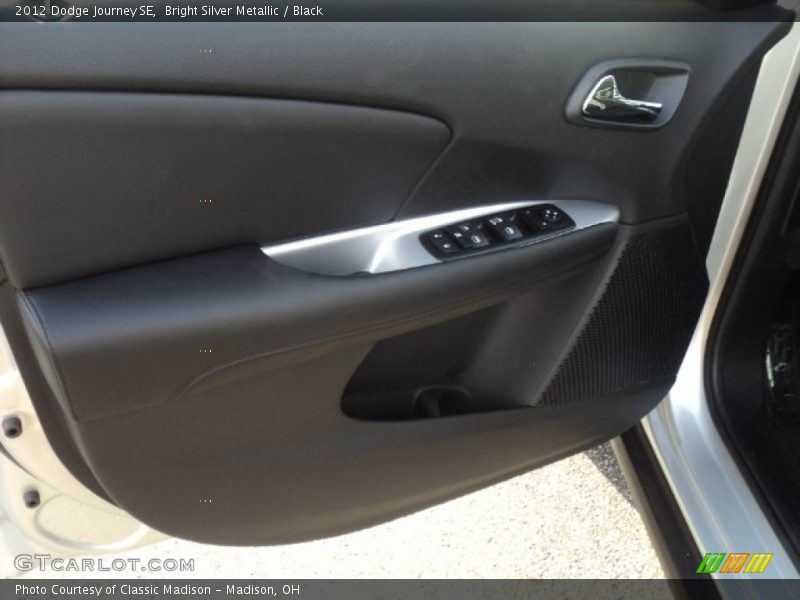 Bright Silver Metallic / Black 2012 Dodge Journey SE