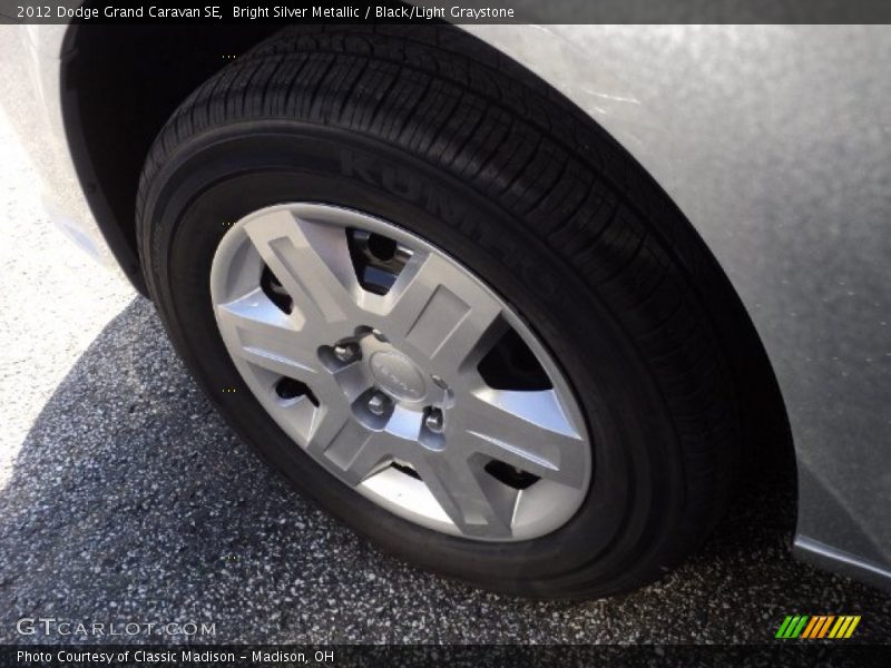 Bright Silver Metallic / Black/Light Graystone 2012 Dodge Grand Caravan SE