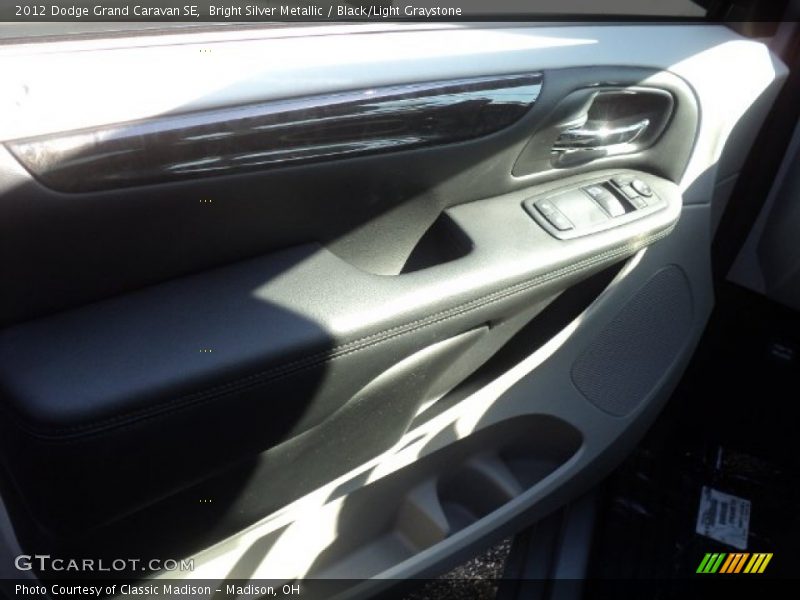 Bright Silver Metallic / Black/Light Graystone 2012 Dodge Grand Caravan SE