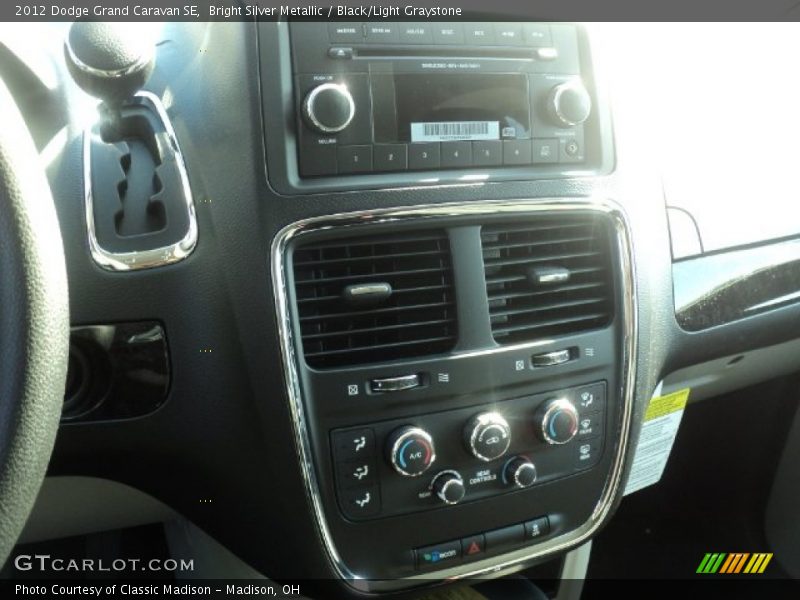 Bright Silver Metallic / Black/Light Graystone 2012 Dodge Grand Caravan SE
