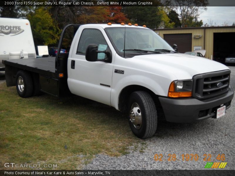 Oxford White / Medium Graphite 2000 Ford F350 Super Duty XL Regular Cab Chassis