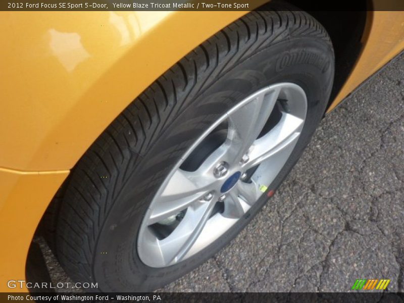Yellow Blaze Tricoat Metallic / Two-Tone Sport 2012 Ford Focus SE Sport 5-Door