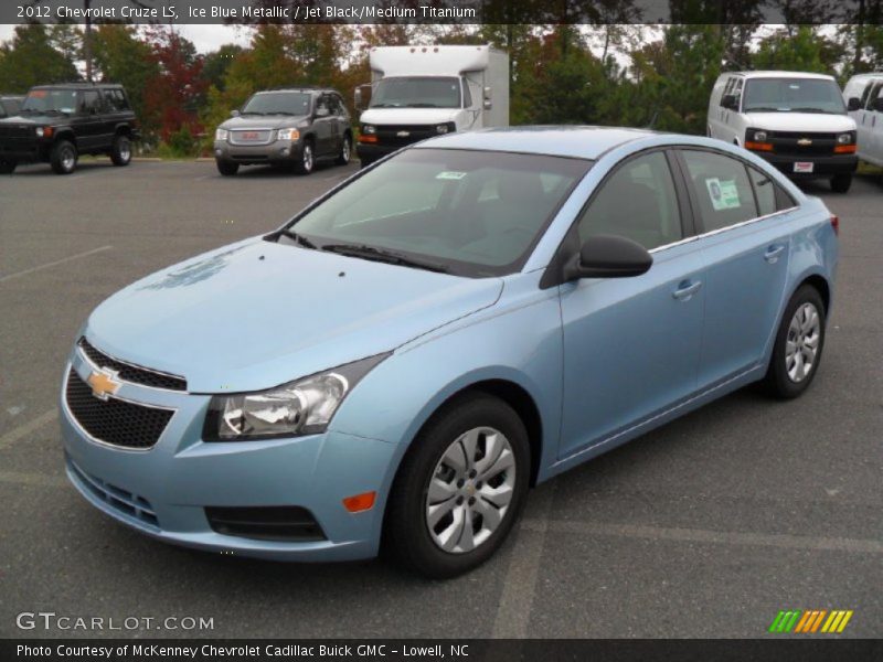 Front 3/4 View of 2012 Cruze LS