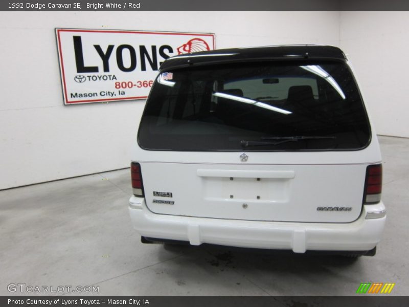 Bright White / Red 1992 Dodge Caravan SE