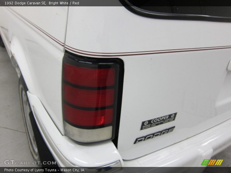 Bright White / Red 1992 Dodge Caravan SE