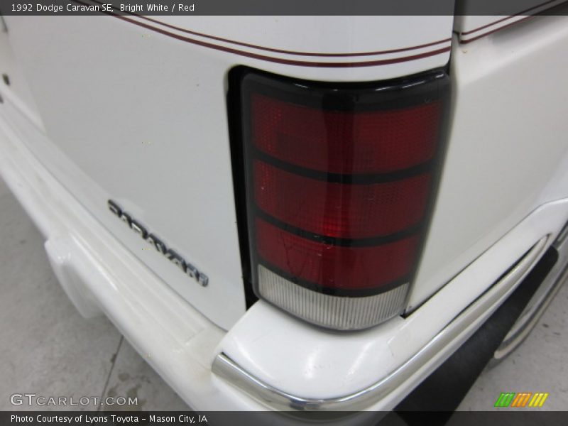 Bright White / Red 1992 Dodge Caravan SE