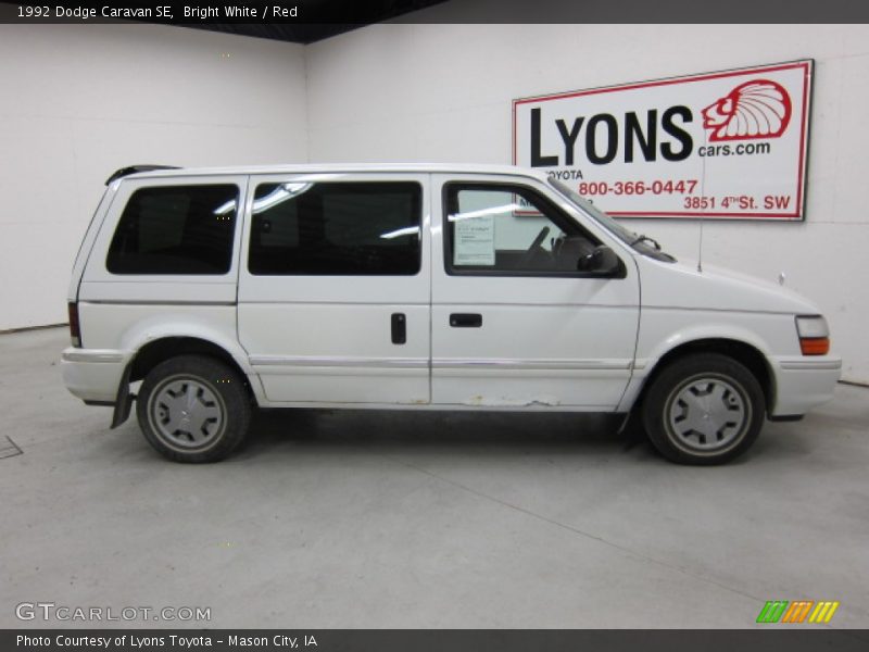 Bright White / Red 1992 Dodge Caravan SE