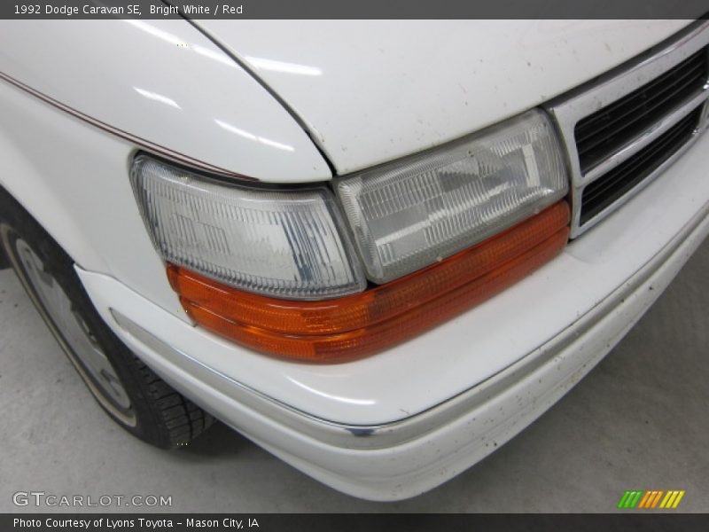 Bright White / Red 1992 Dodge Caravan SE
