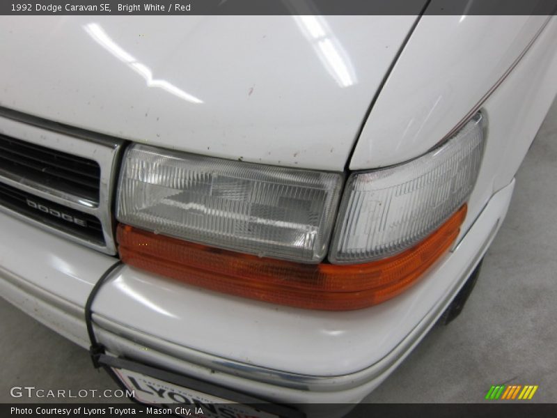 Bright White / Red 1992 Dodge Caravan SE