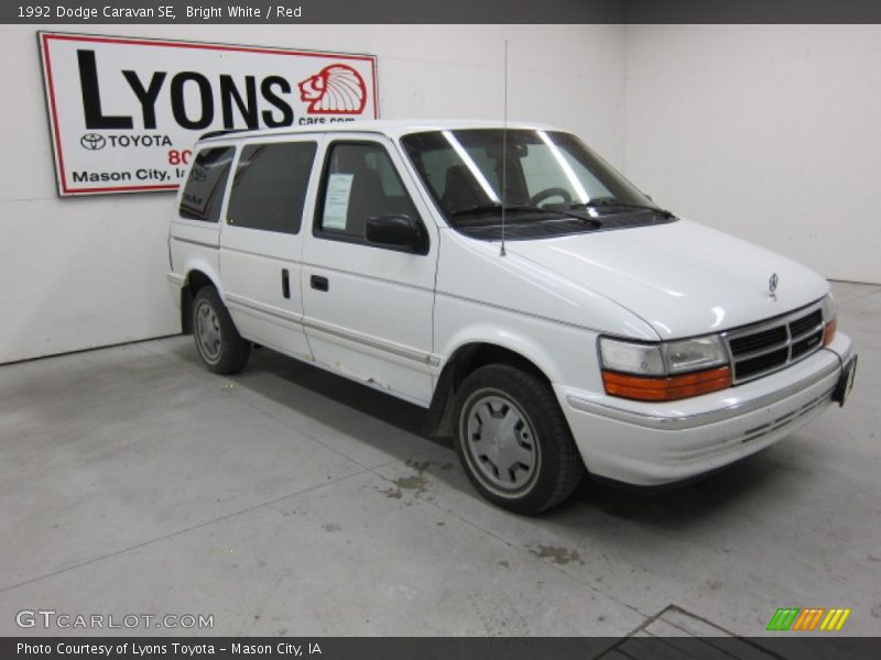 Bright White / Red 1992 Dodge Caravan SE