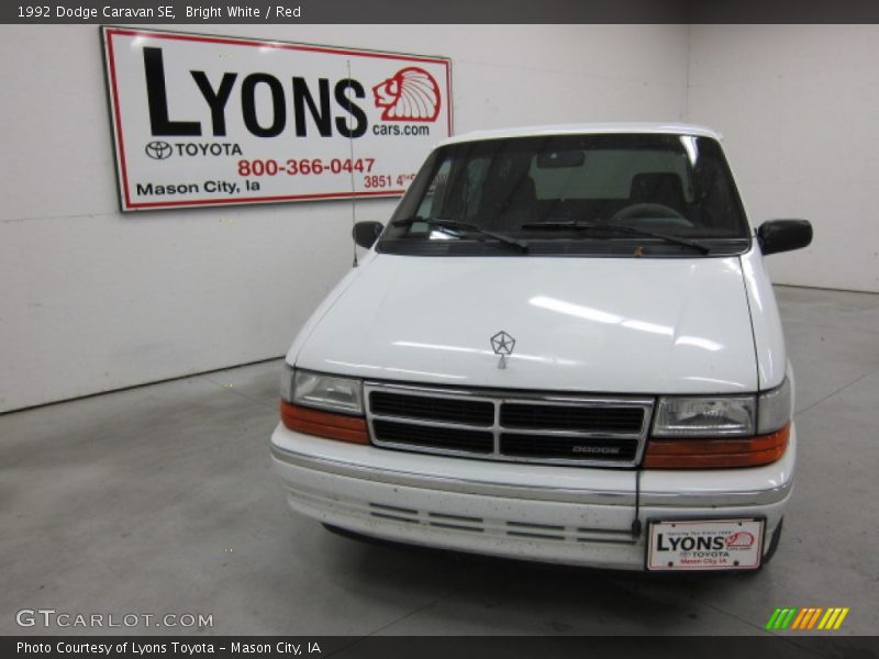 Bright White / Red 1992 Dodge Caravan SE