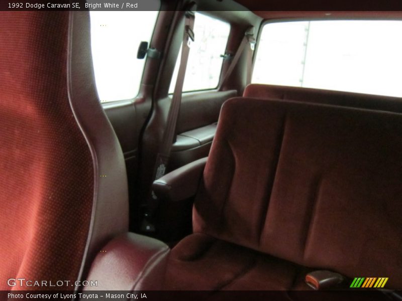 Bright White / Red 1992 Dodge Caravan SE