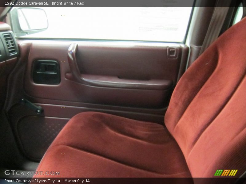 Bright White / Red 1992 Dodge Caravan SE