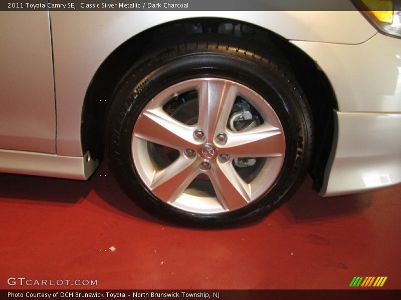 Classic Silver Metallic / Dark Charcoal 2011 Toyota Camry SE