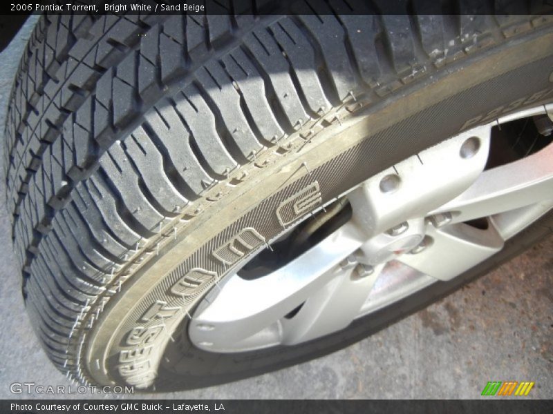 Bright White / Sand Beige 2006 Pontiac Torrent