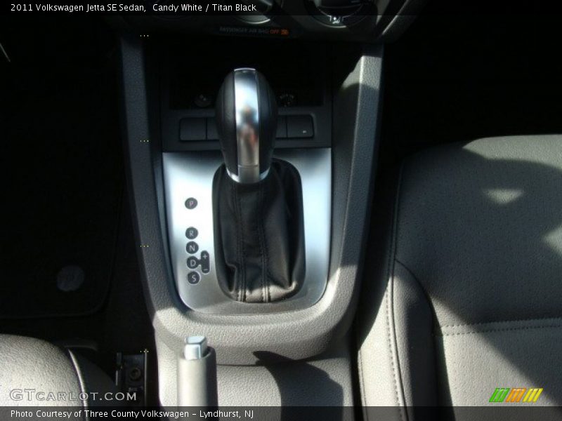 Candy White / Titan Black 2011 Volkswagen Jetta SE Sedan