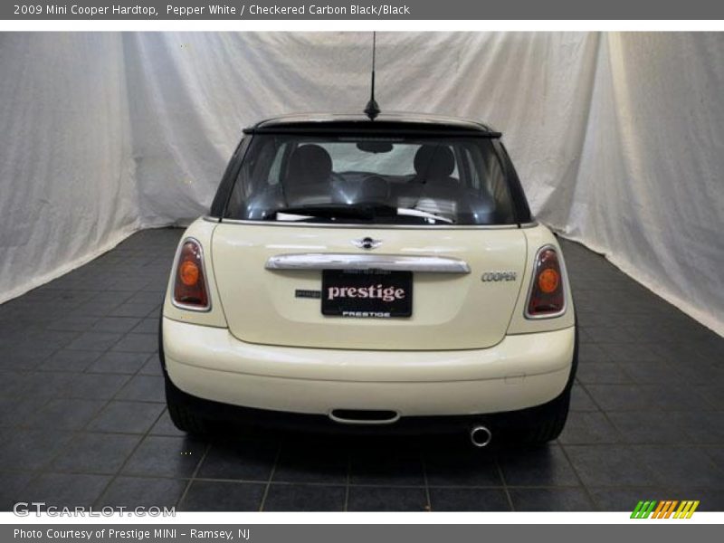 Pepper White / Checkered Carbon Black/Black 2009 Mini Cooper Hardtop