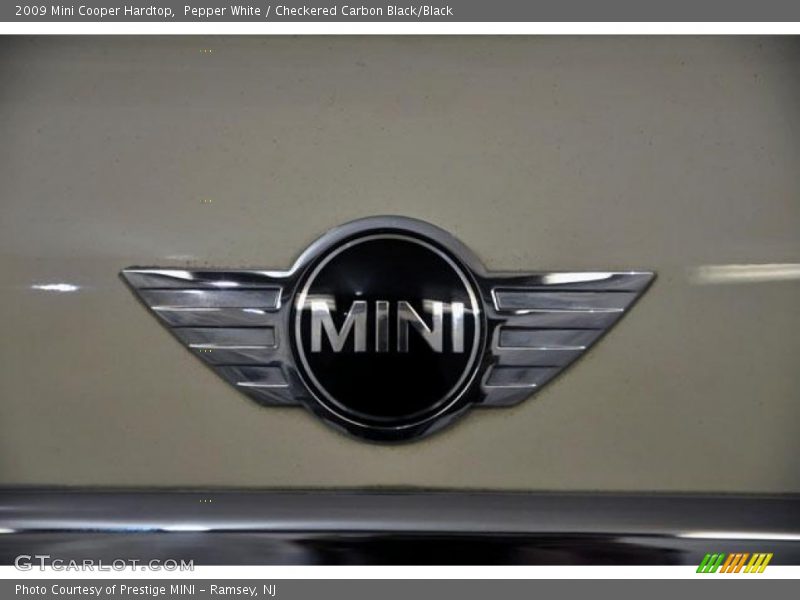 Pepper White / Checkered Carbon Black/Black 2009 Mini Cooper Hardtop