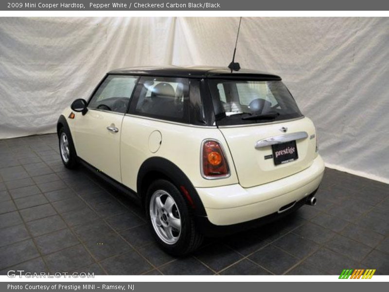Pepper White / Checkered Carbon Black/Black 2009 Mini Cooper Hardtop