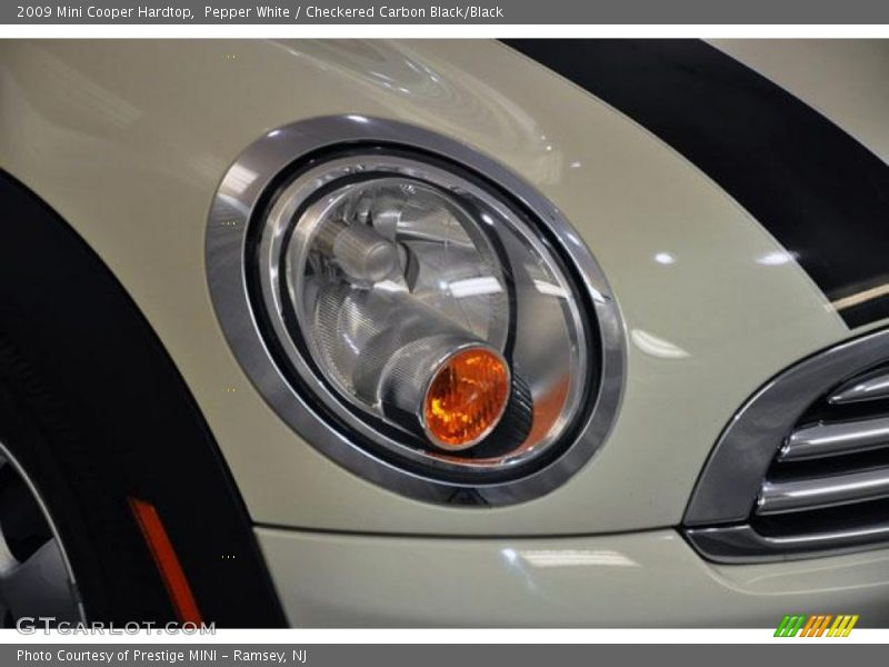 Pepper White / Checkered Carbon Black/Black 2009 Mini Cooper Hardtop