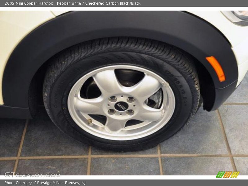 Pepper White / Checkered Carbon Black/Black 2009 Mini Cooper Hardtop