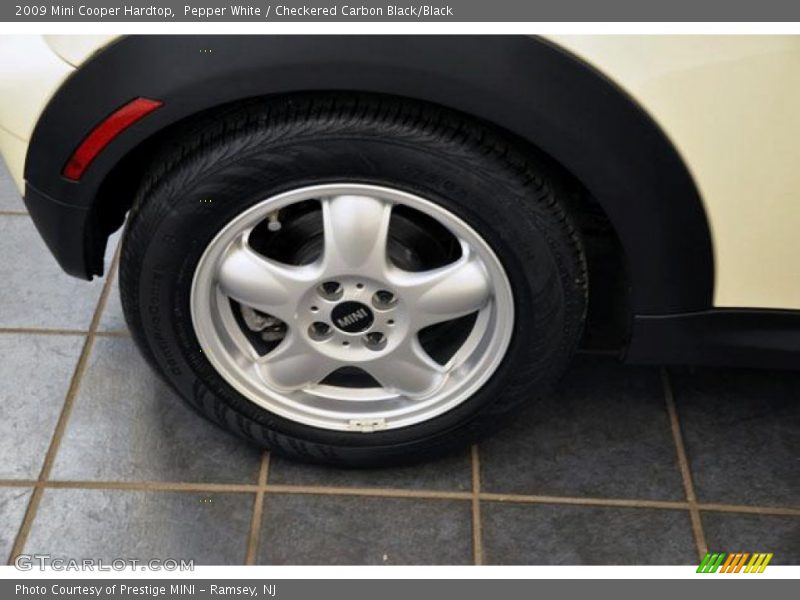 Pepper White / Checkered Carbon Black/Black 2009 Mini Cooper Hardtop