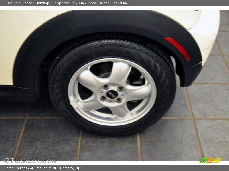 Pepper White / Checkered Carbon Black/Black 2009 Mini Cooper Hardtop