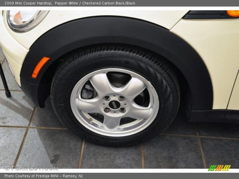Pepper White / Checkered Carbon Black/Black 2009 Mini Cooper Hardtop