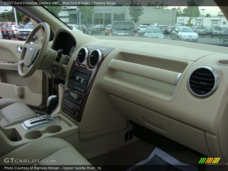 Dashboard of 2007 Freestyle Limited AWD