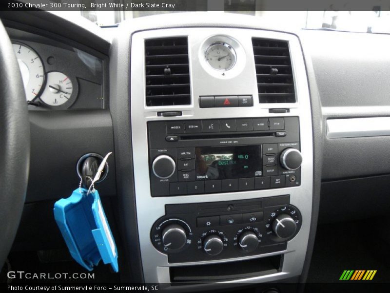 Bright White / Dark Slate Gray 2010 Chrysler 300 Touring