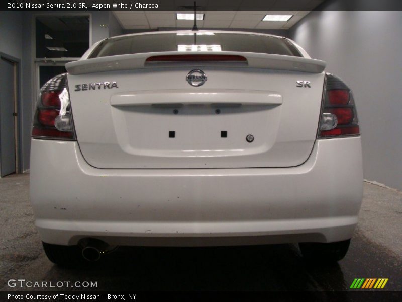 Aspen White / Charcoal 2010 Nissan Sentra 2.0 SR