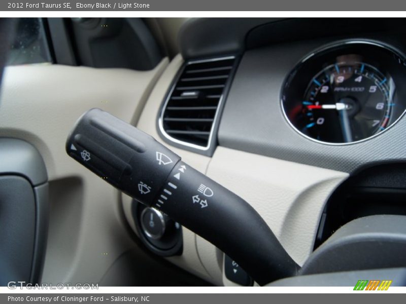 Controls of 2012 Taurus SE