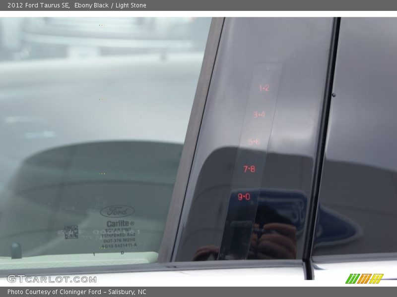 Ebony Black / Light Stone 2012 Ford Taurus SE