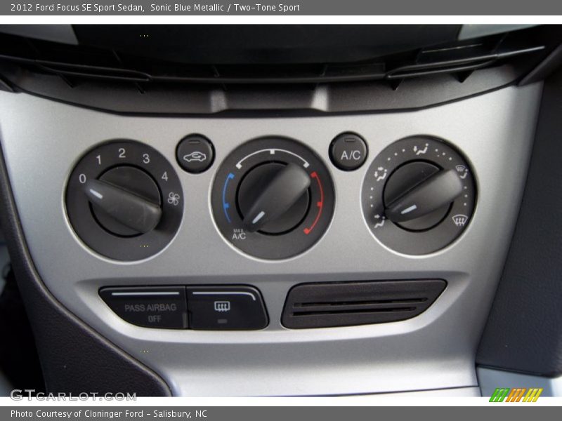 Sonic Blue Metallic / Two-Tone Sport 2012 Ford Focus SE Sport Sedan