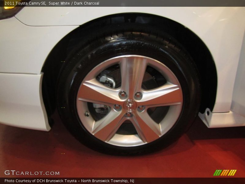 Super White / Dark Charcoal 2011 Toyota Camry SE