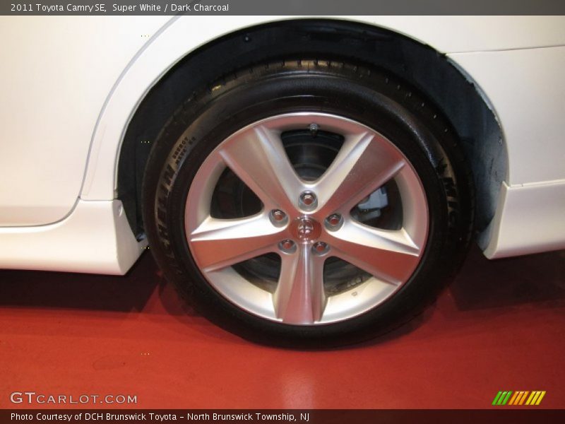 Super White / Dark Charcoal 2011 Toyota Camry SE