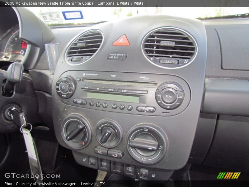 Controls of 2008 New Beetle Triple White Coupe