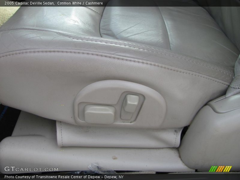 Cotillion White / Cashmere 2005 Cadillac DeVille Sedan
