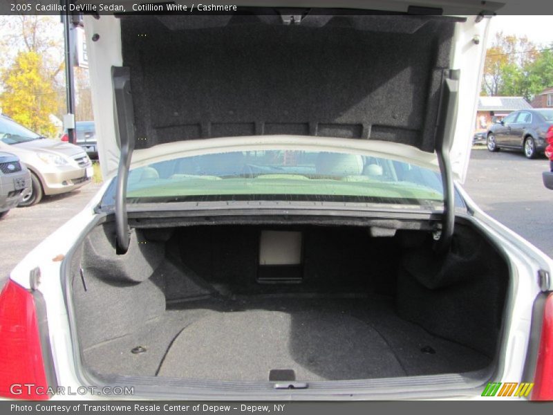 Cotillion White / Cashmere 2005 Cadillac DeVille Sedan