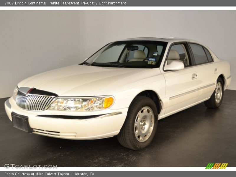 Front 3/4 View of 2002 Continental 