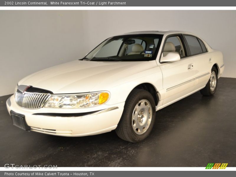 White Pearescent Tri-Coat / Light Parchment 2002 Lincoln Continental