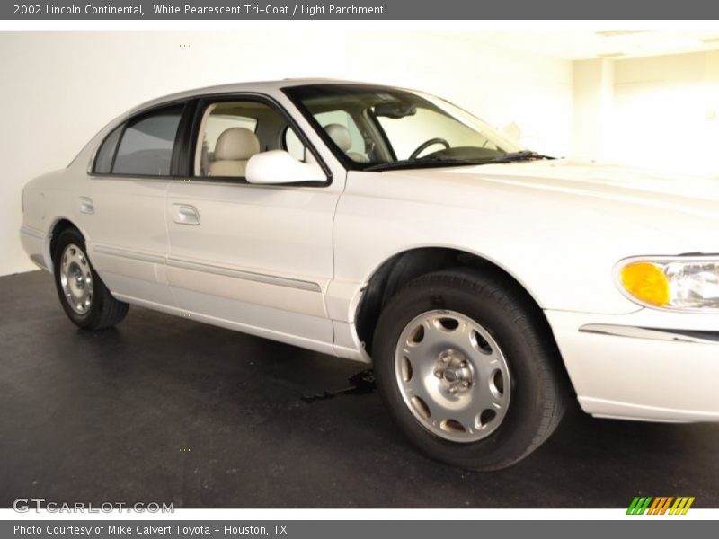 White Pearescent Tri-Coat / Light Parchment 2002 Lincoln Continental