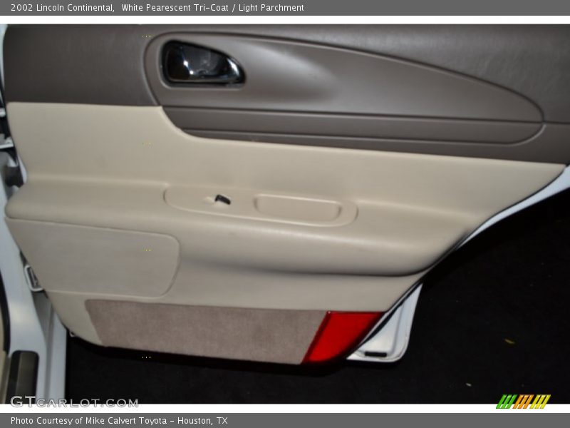 White Pearescent Tri-Coat / Light Parchment 2002 Lincoln Continental