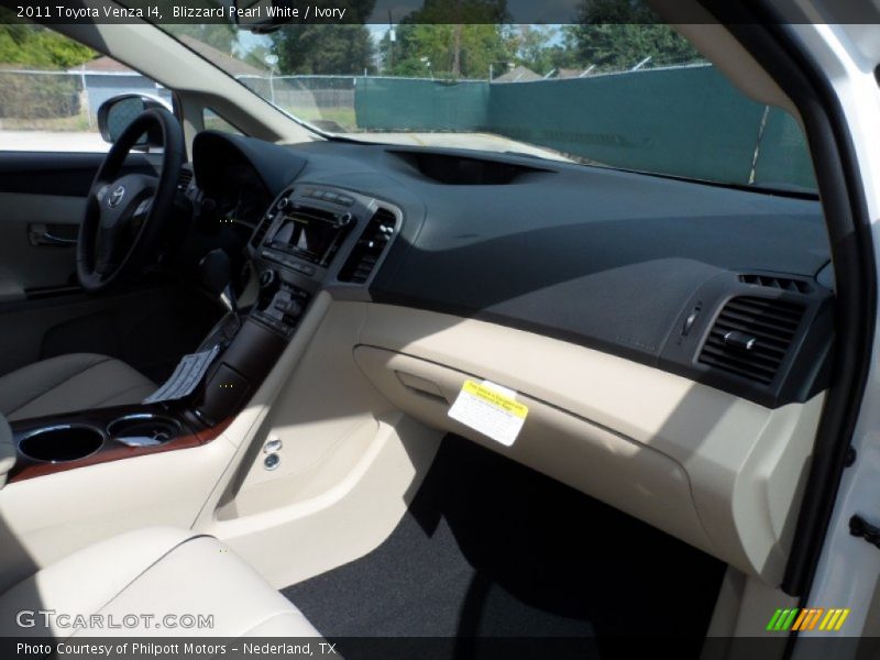 Blizzard Pearl White / Ivory 2011 Toyota Venza I4